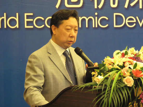 由复旦大学主办、韩国高等教育财团赞助的“上海论坛”2012年5月26日-28日在上海召开。图为437bwin必赢国际官网437bwin必赢国际官网教授张礼卿演讲。